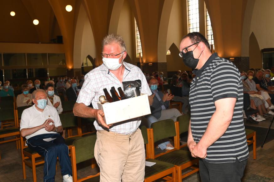 Lieven Verhaeghe werd door Kristof Callewaert bedankt met een seizoenkrat van collegahoeve ‘De Drie Linden’. © Kerk in Zwevegem / Team (Jan Demets)