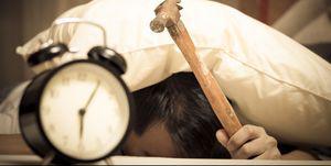 Snoozen tussen 7.30 uur en 10 uur. De wekker zorgt voor de nodige animatie. Een hele klus dus voor Anke om wakker te worden!  © D.D.