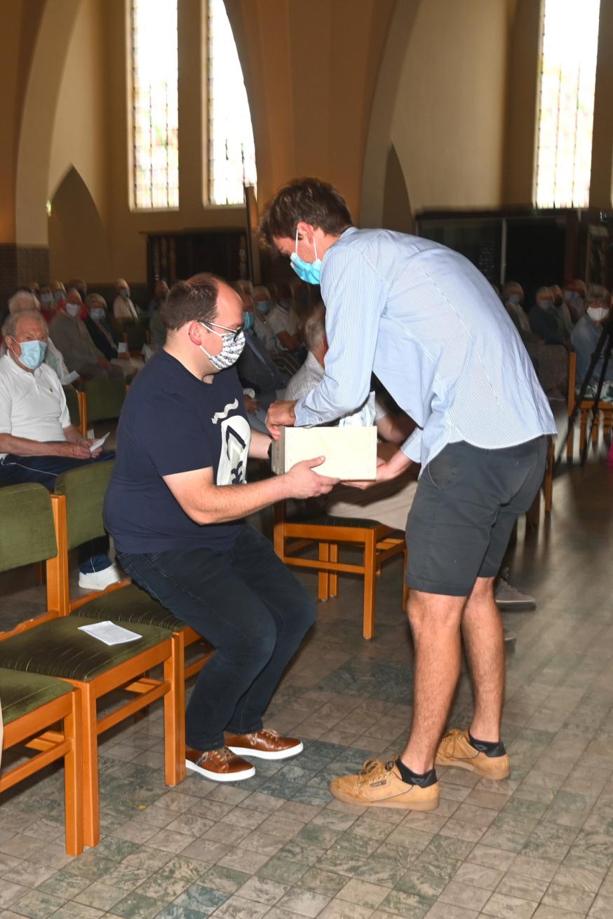 ​Pieter-Jan Dessein, de jongste spruit van het nieuwe team, bedankt Andres Vandenborre, de jongste spruit van het ‘oude’ team. © Kerk in Zwevegem / Team (Jan Demets)