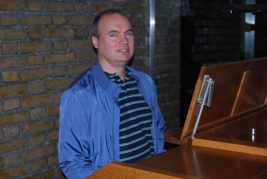 Nick in volle actie tijdens zijn eerste viering op 1 juni 2021 in de Sint-Amanduskerk.  © D.D.