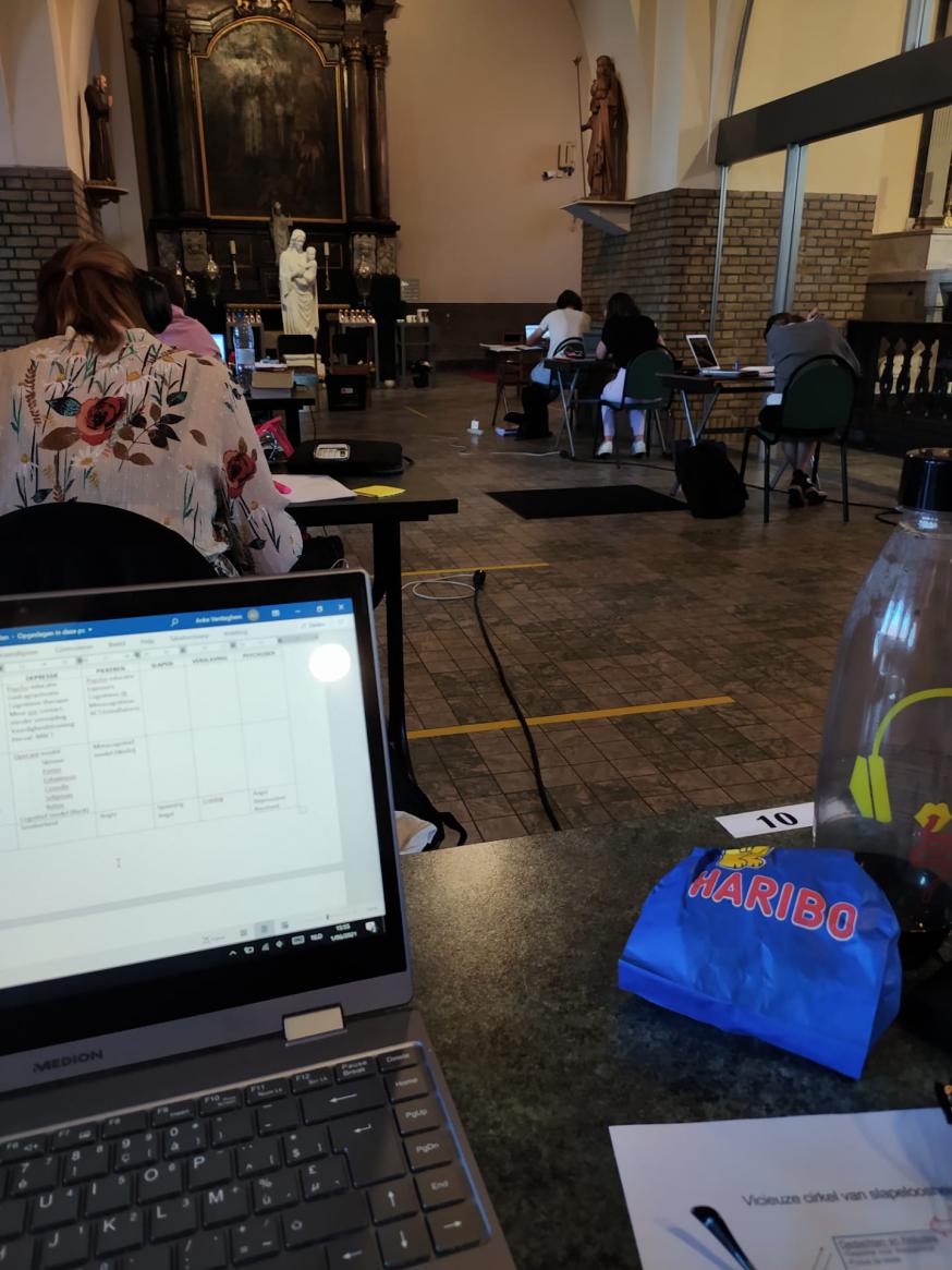 Rond de klok van 11 uur nam Anke even een sfeerbeeld van achter haar bureau in de kerk.  © D.D.