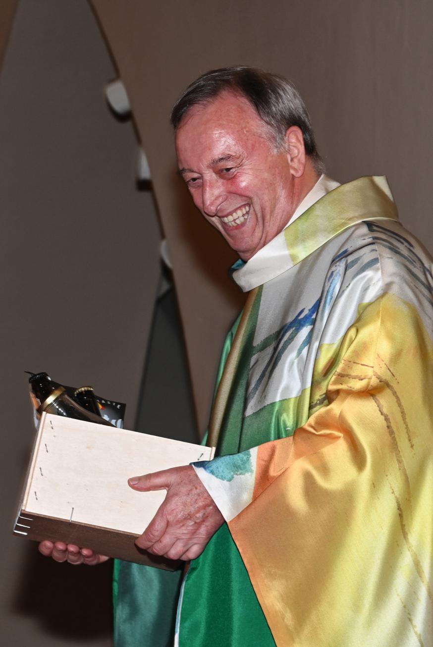 ​Een stralende en lachende deken Achiel Roets met zijn seizoenkrat, die de al even sympathieke Fréderic van hoeve ‘De Drie Linden’ voor hem samenstelde. © Kerk in Zwevegem / Team (Jan Demets)