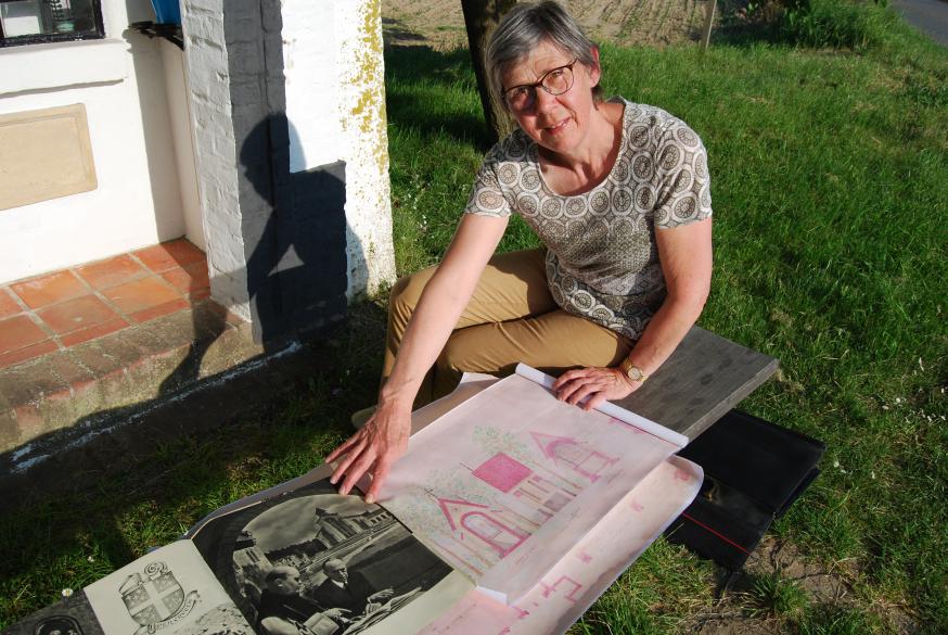 Archivaris Gerda houdt alles goed bij.  Ook van de inwijding heeft ze een fotoalbum. © D.Decuypere