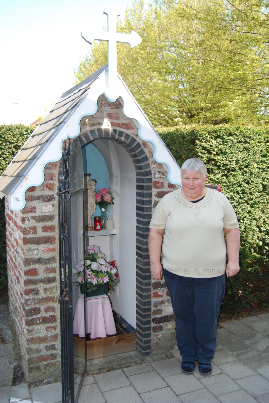 Terecht poseert Marie-Rose héél fier bij de kapel.  © D.D.