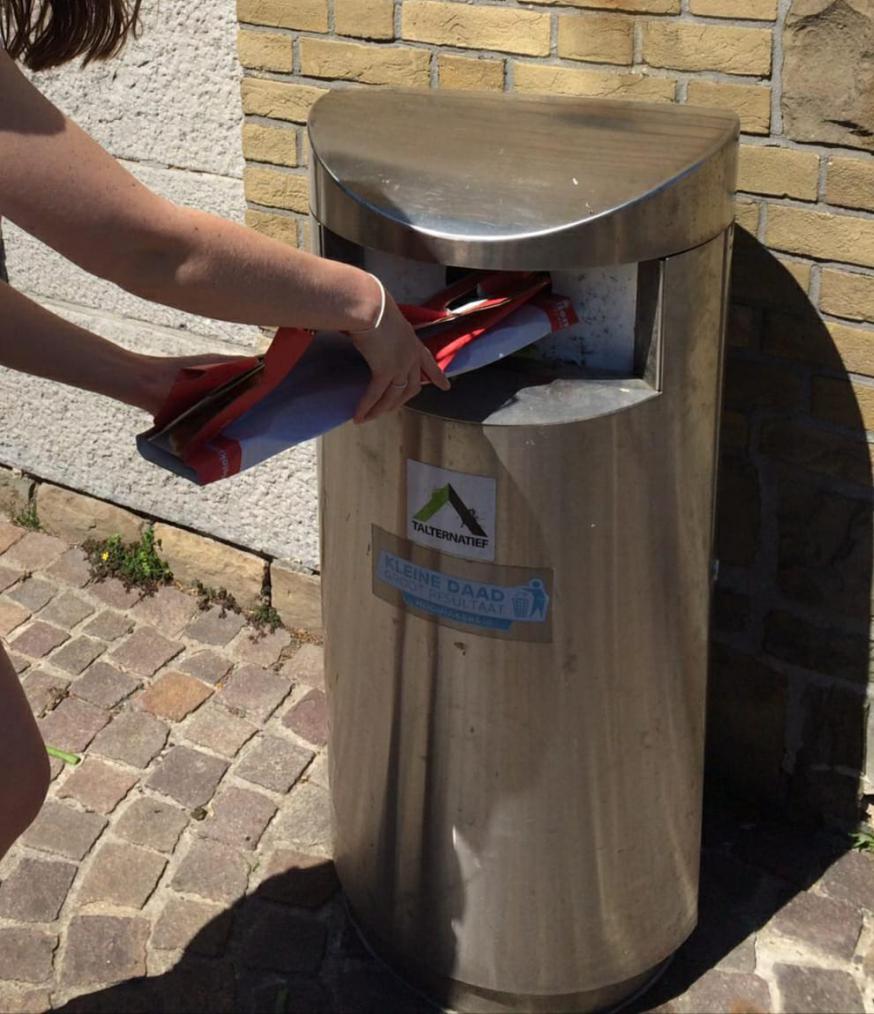 13 uur, Anke voert een gevecht met de plaatselijke vuilbak. Komaan, want ze wil terug gaan blokken.  © D.D.