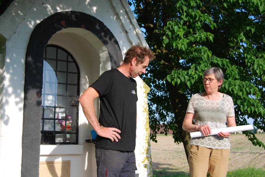 Ook Luc en Gerda bekijken de plannen.  De familie Demunster woont nu op een plaats met een rijke Geschiedenis en dat verondert hen. © D.Decuypere