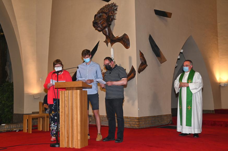 En pastoor Dirk zag dat het goed was.  © Kerk in Zwevegem / Team (Jan Desmedt)