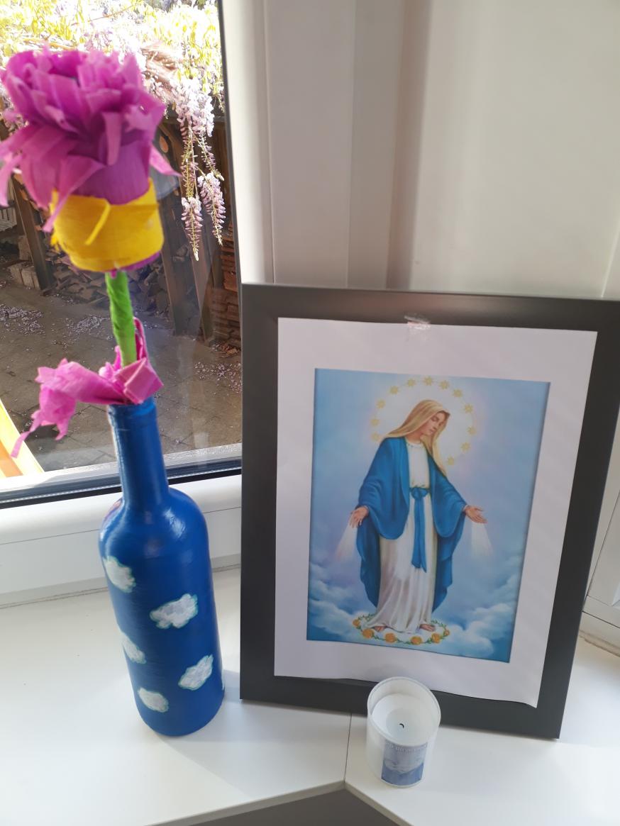 Henri Mortier maakte dit mooie Mariahoekje bij hem thuis.  © Kerk in Zwevegem / Communicatie / Vormelingen en de Meimaand