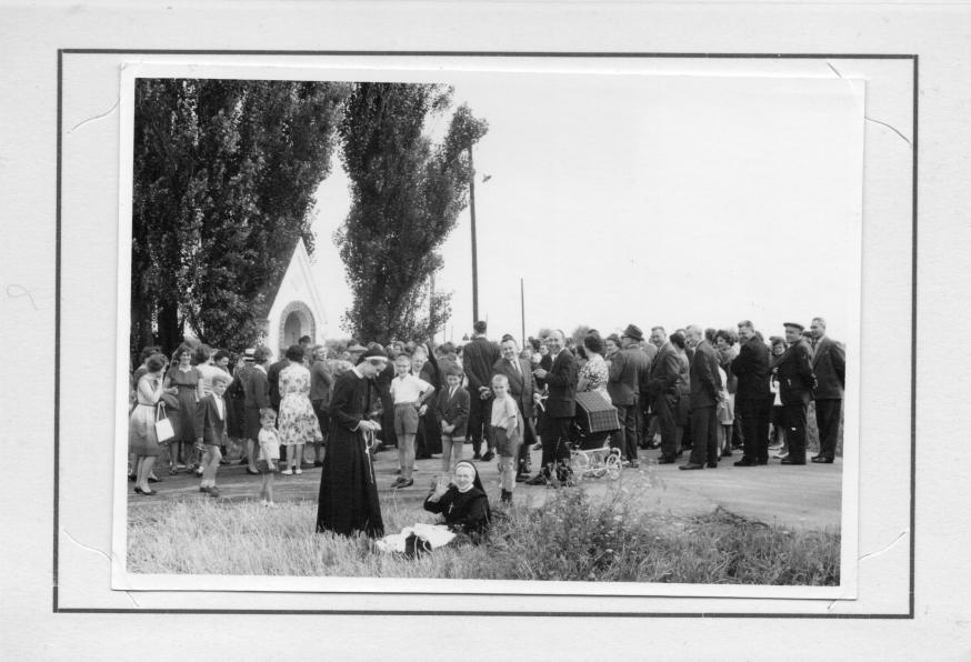 De inwijding van de kapel was voor de zusters de iseale gelegenheid om eens de bloemetjes buiten te zetten. © Gerda Vermaut