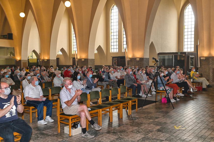 En nog meer handengeklap van alle aanwezige supporters.  © Kerk in Zwevegem / Team (Jan Desmedt)