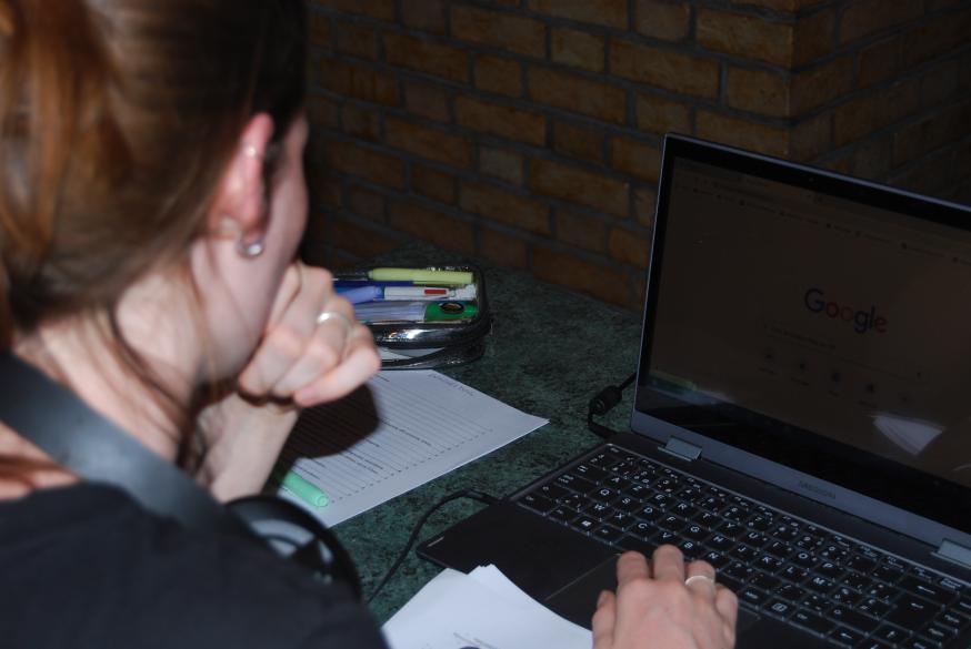 Papier maakte plaats voor de computer. De laptop is onmisbaar geworden voor een student.  © D.D.