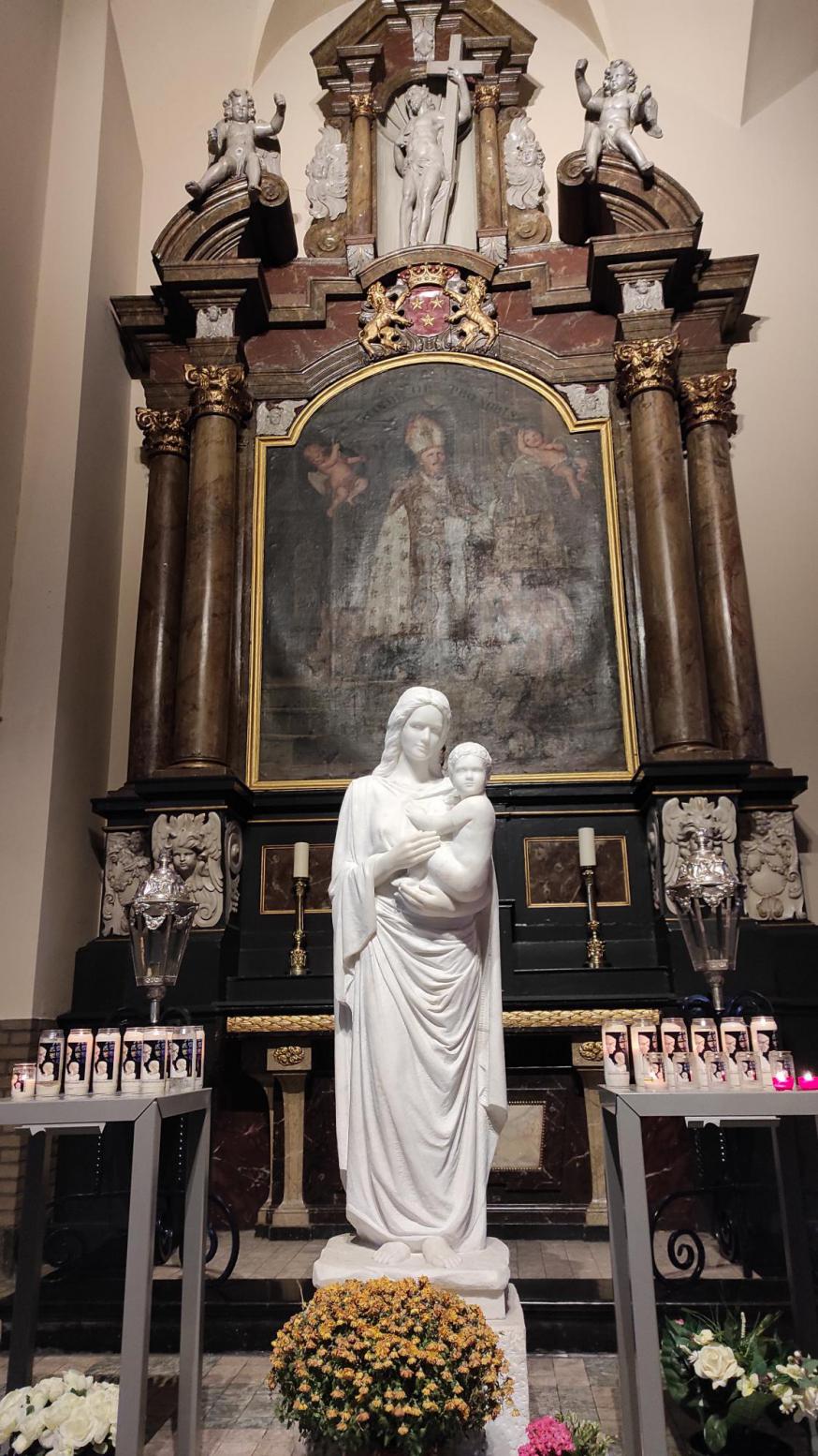 De deuren van de kerk staan dagelijks open voor een gebed, een kaarsje of een moment van stilte. Het beeld van Maria, omringd door licht.  © Kerk in Zwevegem / Communicatie / Vormelingen in de advent