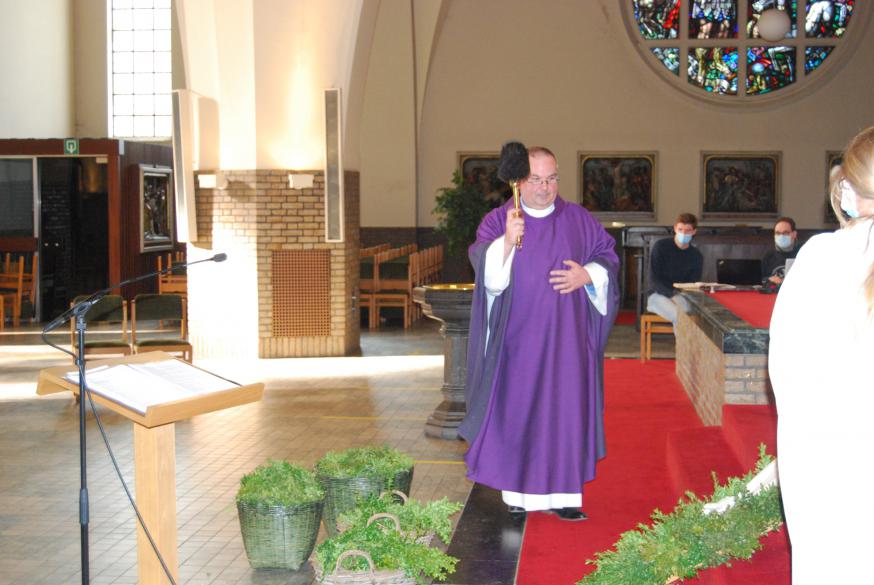 Pastoor Dirk zegende de palmtakken.  © Kerk in Zwevegem / Communicatie / Palmzondag 2021