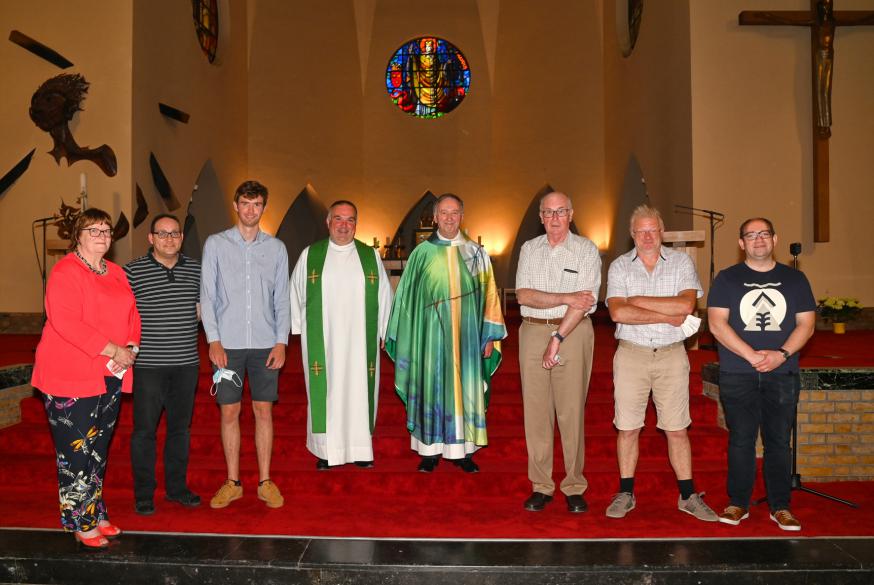 Oud en nieuw samen op de foto. Héél veel inzet en engagement samen. Een hele grote merci, allemaal!  © Kerk in Zwevegem / Team (Jan Desmedt)