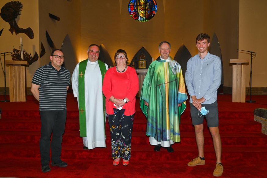 En dan de laatste ‘familiefoto’ met daarop van links naar rechts: Kristof Callewaert, pastoor Dirk, Martine Eggermont, deken Achiel en Pieter-Jan Dessein.  © Kerk in Zwevegem / Team (Jan Desmedt)