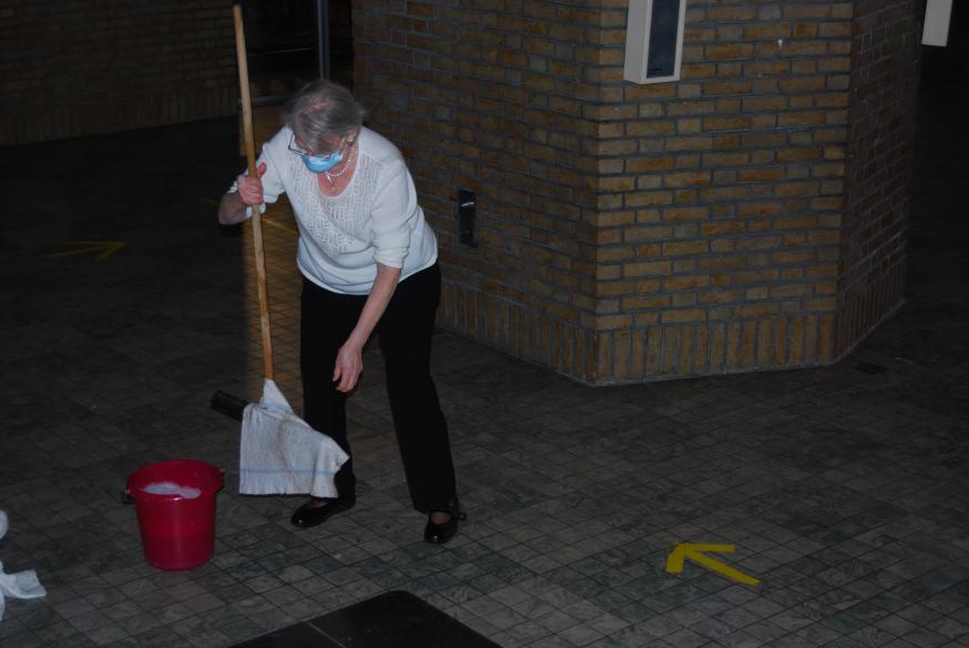 Bijbel liet natuurlijk wel iets vallen, zeker. Gelukkig was Liliane Dekimpe in de buurt om Bijbel te helpen met de opkuis van ‘het kakje’.  © Kerk in Zwevegem / Communicatie / Palmzondag 2021