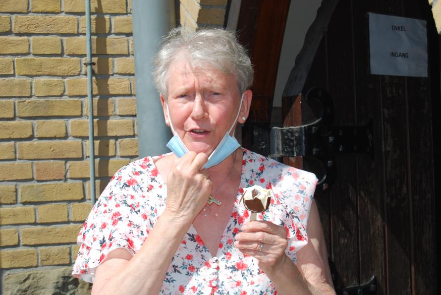 Gelukkig zijn er ‘ijsheiligen’, zoals Liliane Dekimpe, die de studenten verwennen met een verfrissend ijsje. De zomerse temperaturen laten uiteraard toe dat ze ook zelf een ijsje likt tussen het mondmaskeren door.  © D.D.