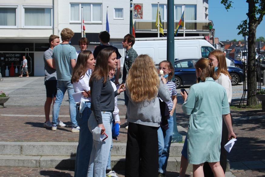 Pauze! Even genieten van de zon én van een leuke babbel met de vrienden die ook in de kerk komen blokken.  © D.D.