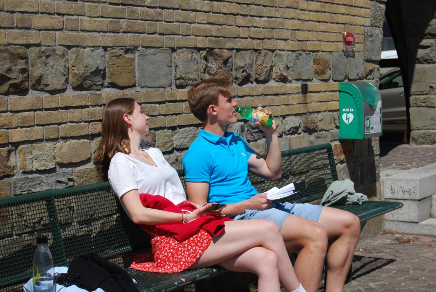 De bank naast de kerk … zalig genieten van de zon én een koel drankje.  © D.D.