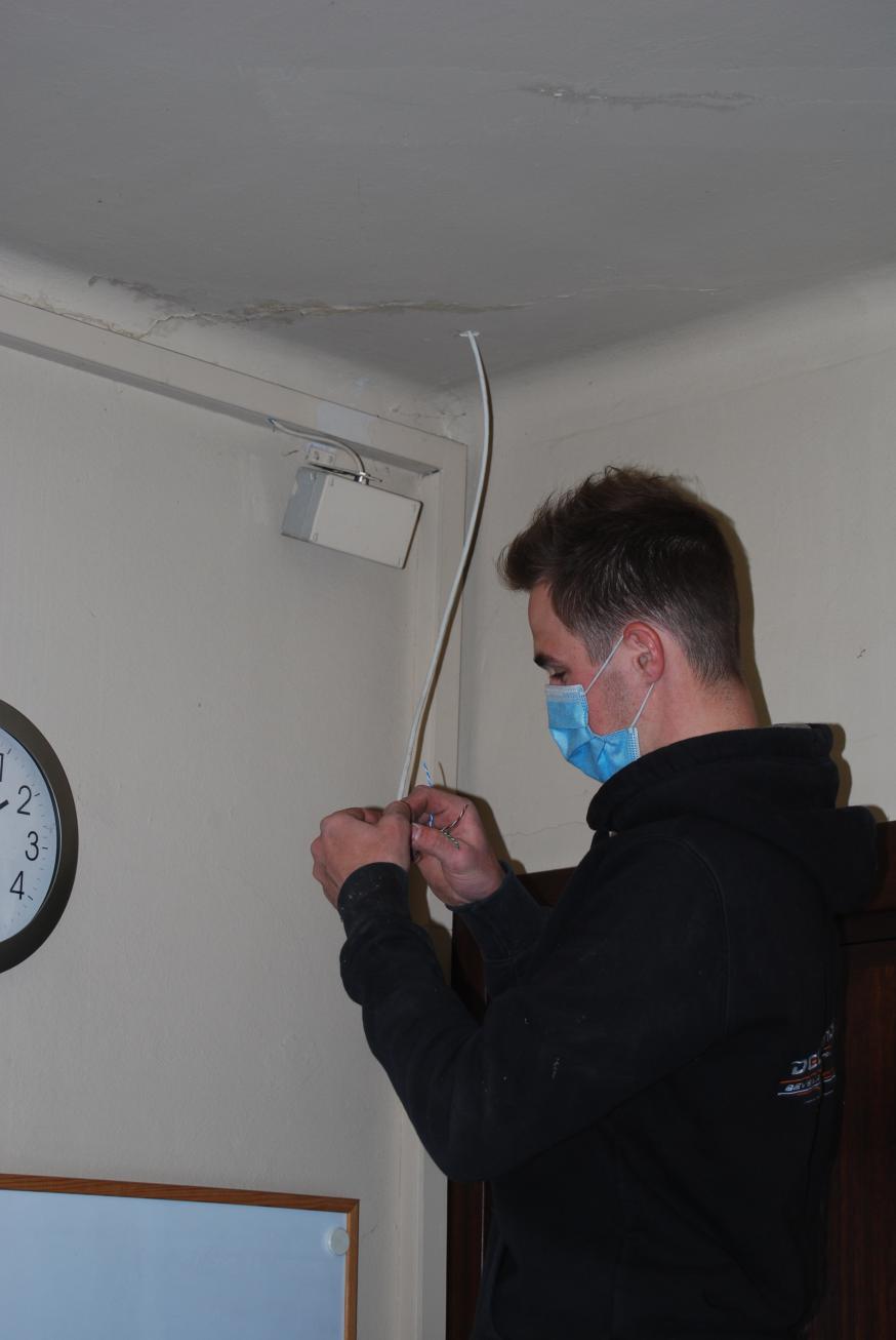 Kabels gaan ook door het plafond.  © D.D.