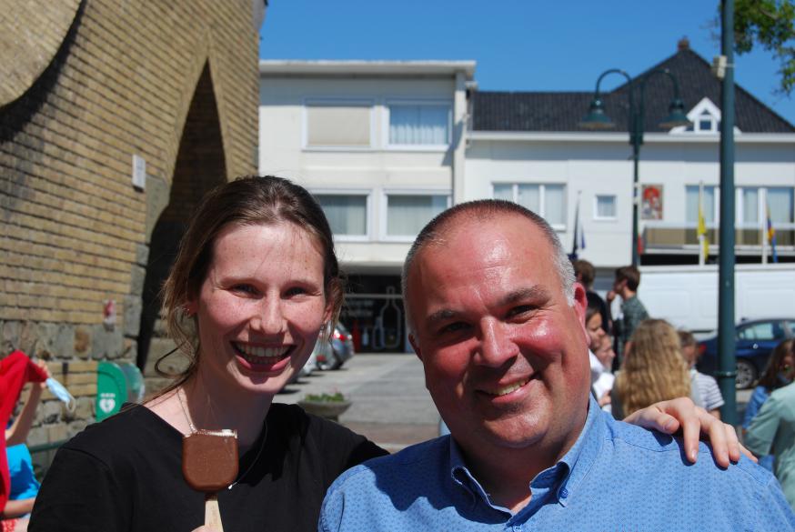 Ook pastoor Dirk gaat af en toe eens polsen hoe de studenten het stellen en hij gaat met plezier op de foto met Anke Vantieghem.  © Anke (D.D.)