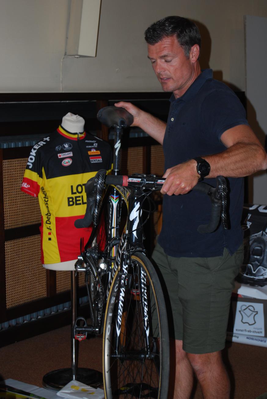 Of behoort het truitje aan Simon Owczarek? En is dat zijn fiets? In de kerk?  © D.D.