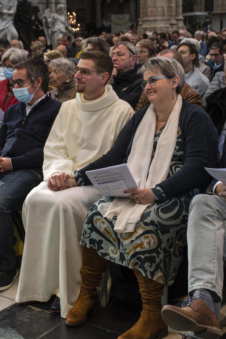 Mathias en mama Veronique tijdens de viering waarin hij tot diaken werd gewijd. De foto werd genomen net voordat Mathias naar voren werd geroepen en zijn mama hem los liet om gewijd te worden. © Martine Van Cauwenberghe