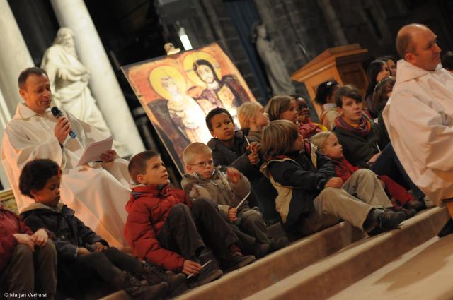 De broeders van Taizé in gebed. 