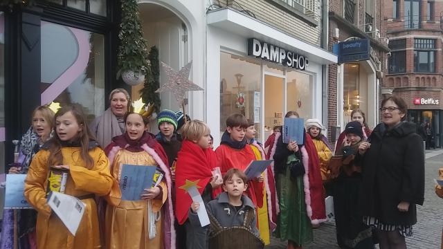 Op zaterdagnamiddag 6 januari – Driekoningendag trok een groep kinderen van Sint-Laurentius die zich voorbereiden op het vormsel gekleed als de 3 Wijzen en al zingend van “Er kwamen drie koningen met ene ster...” de Markt op.  © Chris Geerts