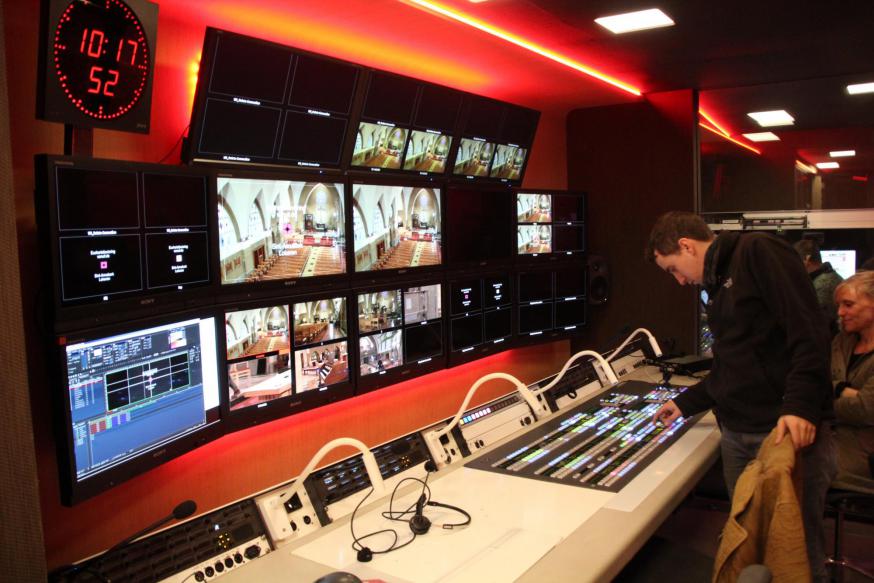 In de regiewagen zit de regiesseur die zorgt dat de beelden elkaar mooi opvolgen. Voor dit huzarenstukje kan hij gebruikmaken van deze ‘videowall’ met een tiental schermen. Voor elk van de zeven camera’s één, plus enkele extra schermen. © HVDS