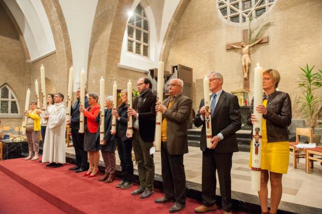 Een van de meest indrukwekkende momenten in de viering van de Paaswake: de zending en zegening van de kaarsen voor de verschillende kerken van onze éne Parochie. © Danny Collewaert