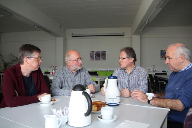 Inleiding door Tom Heylen bij een tas koffie.  © HVDS