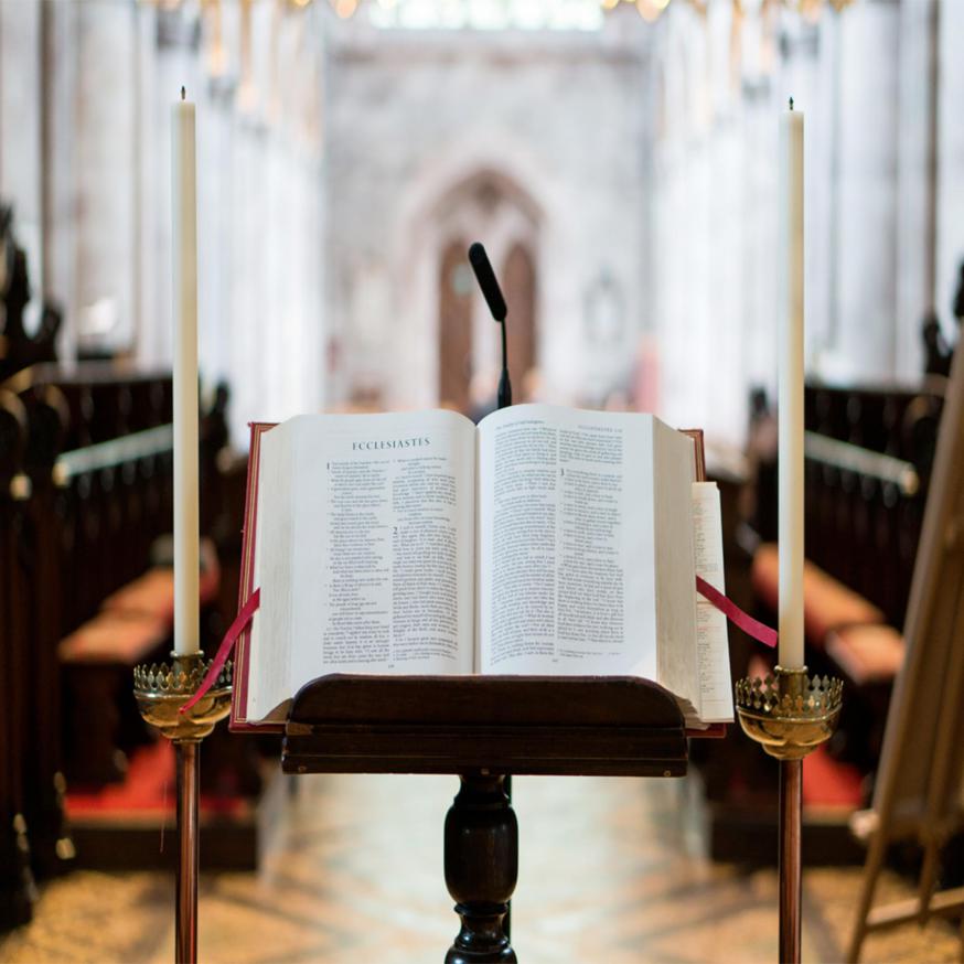 De lezenaar of ambo is de “Tafel van het Woord” waaraan we ons mogen voeden.  © pexels.com