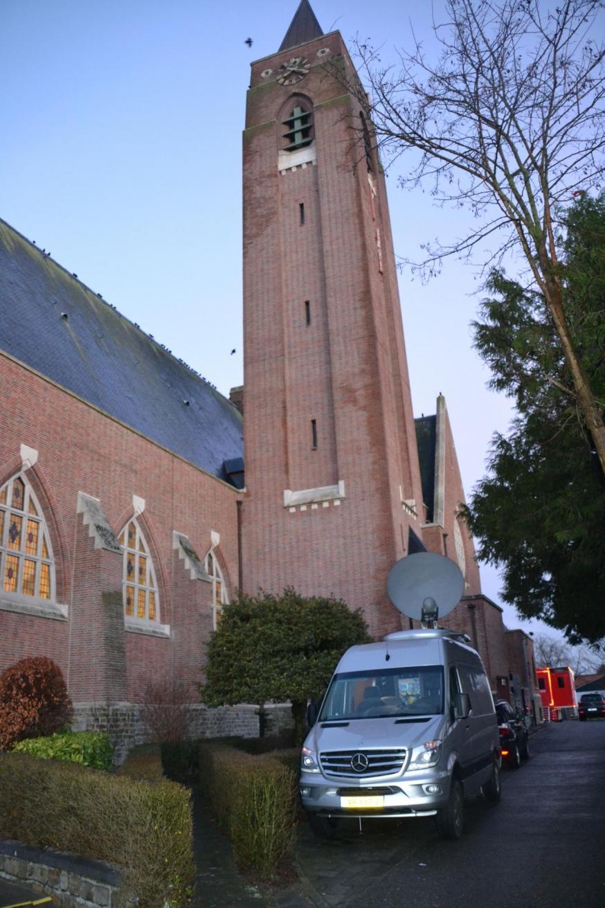 Deze zendwagen zond alle beelde vanuit de Sint-Annakerk door naar “kijkend Vlaanderen”. © Geert Defauw