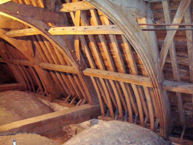 Onze-Lieve-Vrouw Hemelvaartkerk van Eksaarde. Tongewelf boven de oude kerk. 