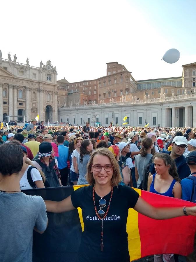 Anneleen op het Sint-Pietersplein tijdens de ontmoeting van de allemisdienaars en paus Franciscus. 