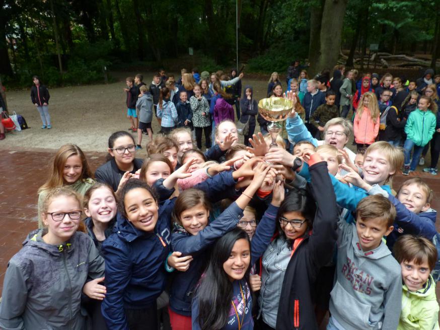 Honderden jongeren verzamelen komend schooljaar weer in de Lokerse en Moerbeekse scholen voor een leuk schooljaar waar doorheen lessen maar ook spel en ontspanning veel wordt bijgeleerd. 