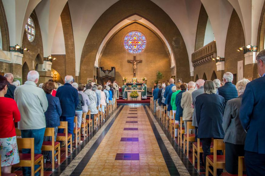 Als één familie – één gemeenschap – één parochie, rond het altaar van de Heer. Rond Hém komen we immers samen.  © Karel Van de Voorde