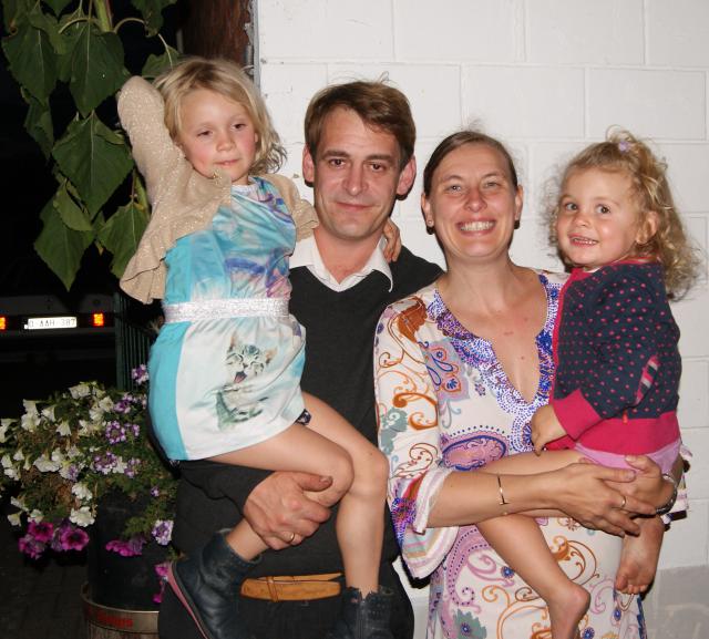 Diaken-in-opleiding Bert Schelfaut samen met zijn gezin. 