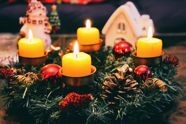 De vier adventskaarsen die branden vertellen ons dat Jezus’ (weder)komst nabij is! © Pexels