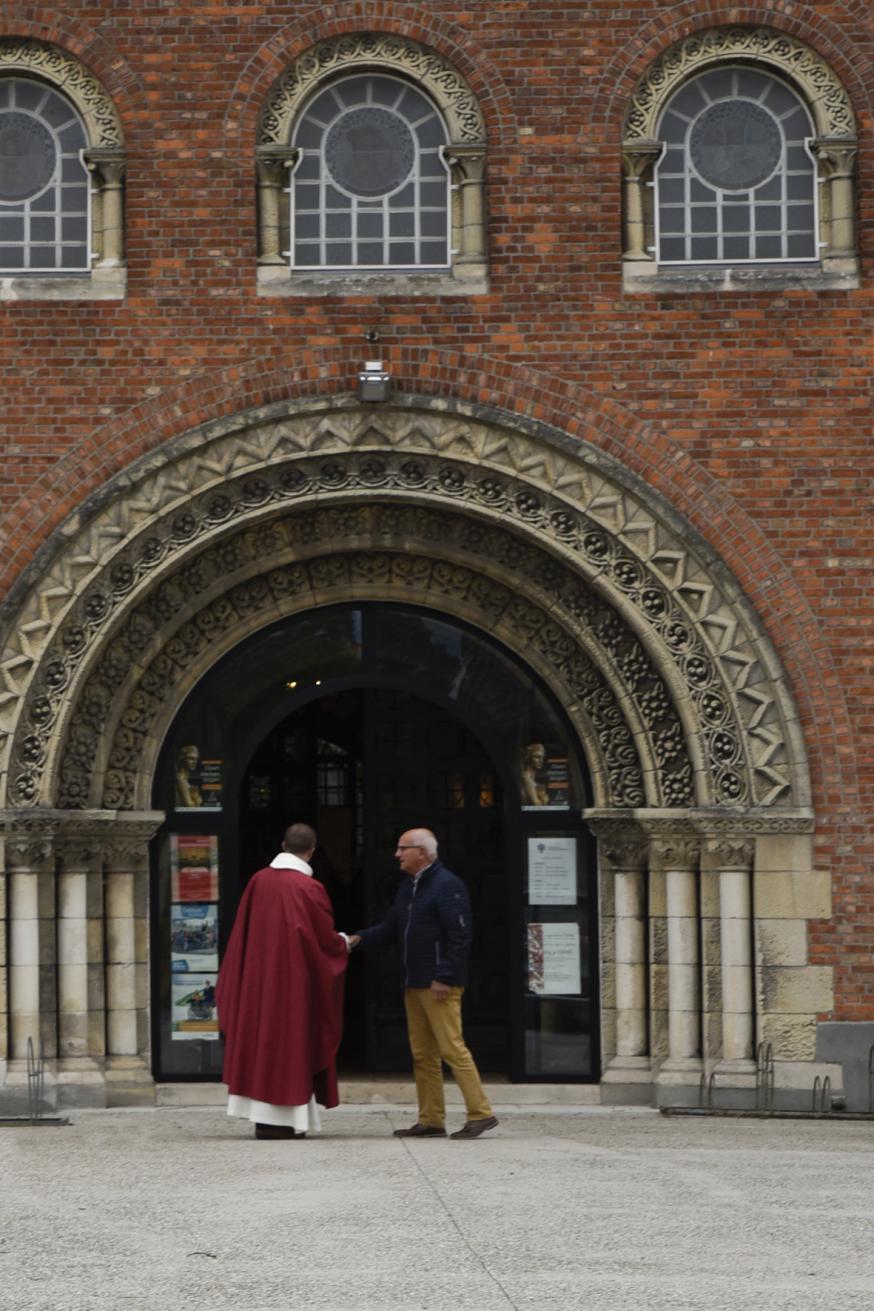 Voor een laatste keer op zaterdag werden de kerkgangers begroet bij het binnenkomen. © N. Janssens