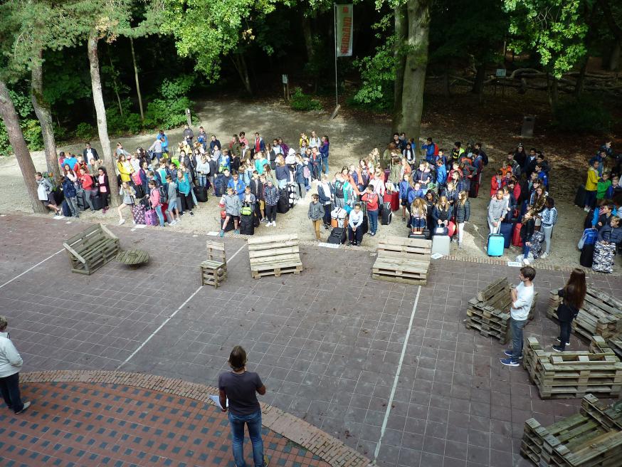 Het Sint-Lodewijkscollege start voor de eerstejaars met een teambuildingsmeerdaagse. 