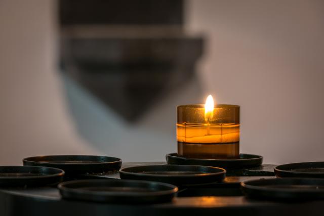 Bij de maandelijkse herdenking branden we een kaarsje voor onze lieve overledenen als tastbaar teken dat we aan hen denken. © pexels.com