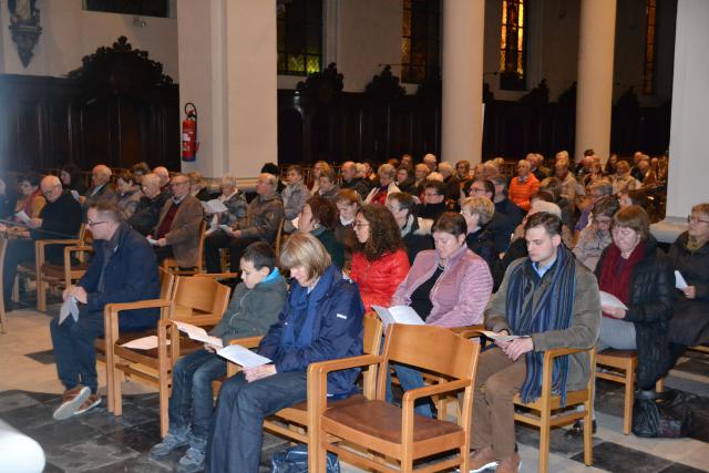 De avond startte met een gebed in de Sint-Laurentiuskerk. © Geert Defauw