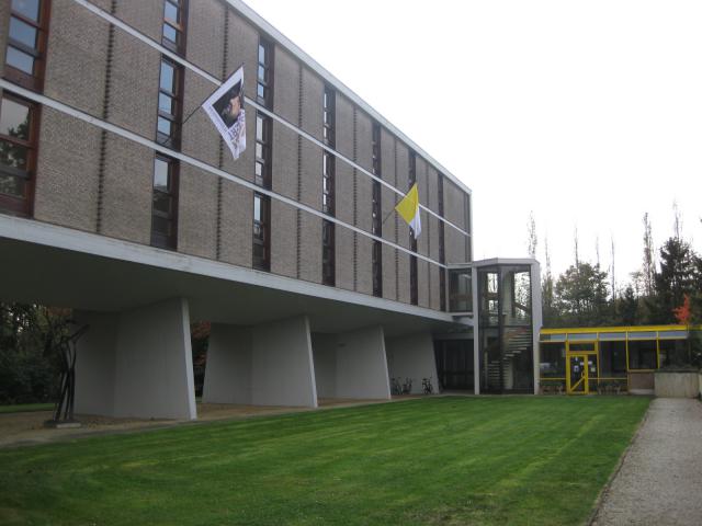 “De ark”, de woonblok van de seminaristen met achteraan de refter en ontspanningsruimte van het seminarie. © HVDS