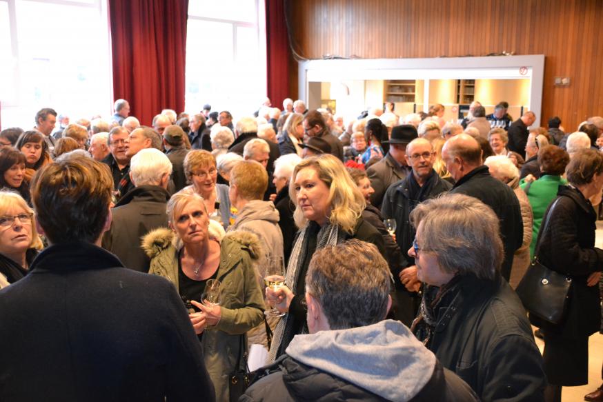 Na de viering was er een fijne receptie. Vooraan in beeld is de ploeg van de VRT en het productiehuis. © Geert Defauw