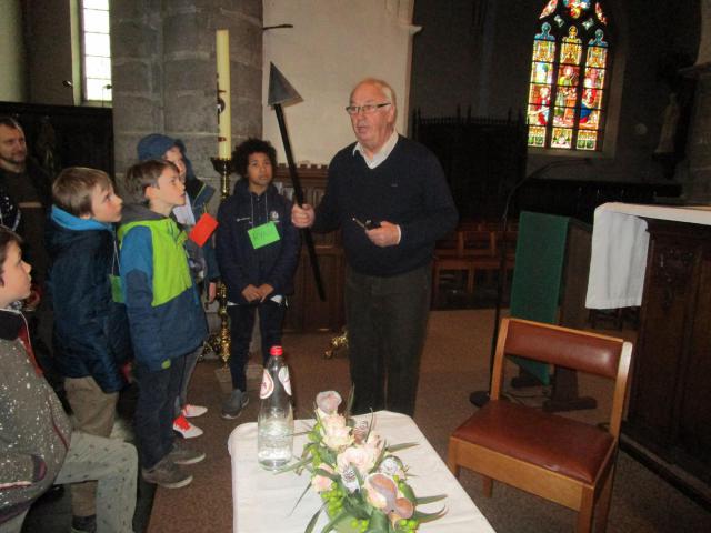 De vormelingen krijgen een rondleiding in de kerk. 