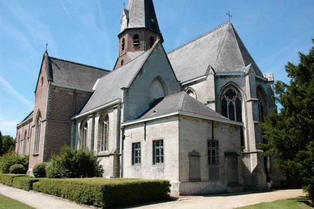 Onze-Lieve-Vrouw Hemelvaartkerk van Eksaarde. Oostelijke en zuidelijke kant van onze hallenkerk met zadeldaken. 