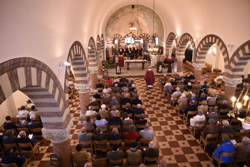 De kerk was goed gevuld voor deze laatste weekendviering.  © N. Janssens