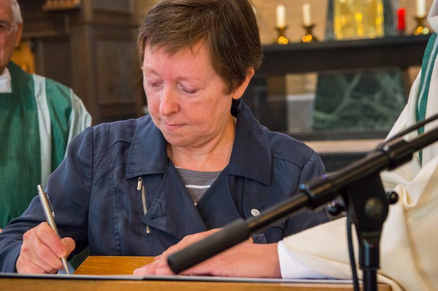 De nieuwe leden van de parochieploeg werden aangesteld. Van links naar rechts herken je priester Herbert, deken Geert, Karin, Bert, diaken Chris, Martine, Carine, Lieve en Peter. © Karel Van de Voorde